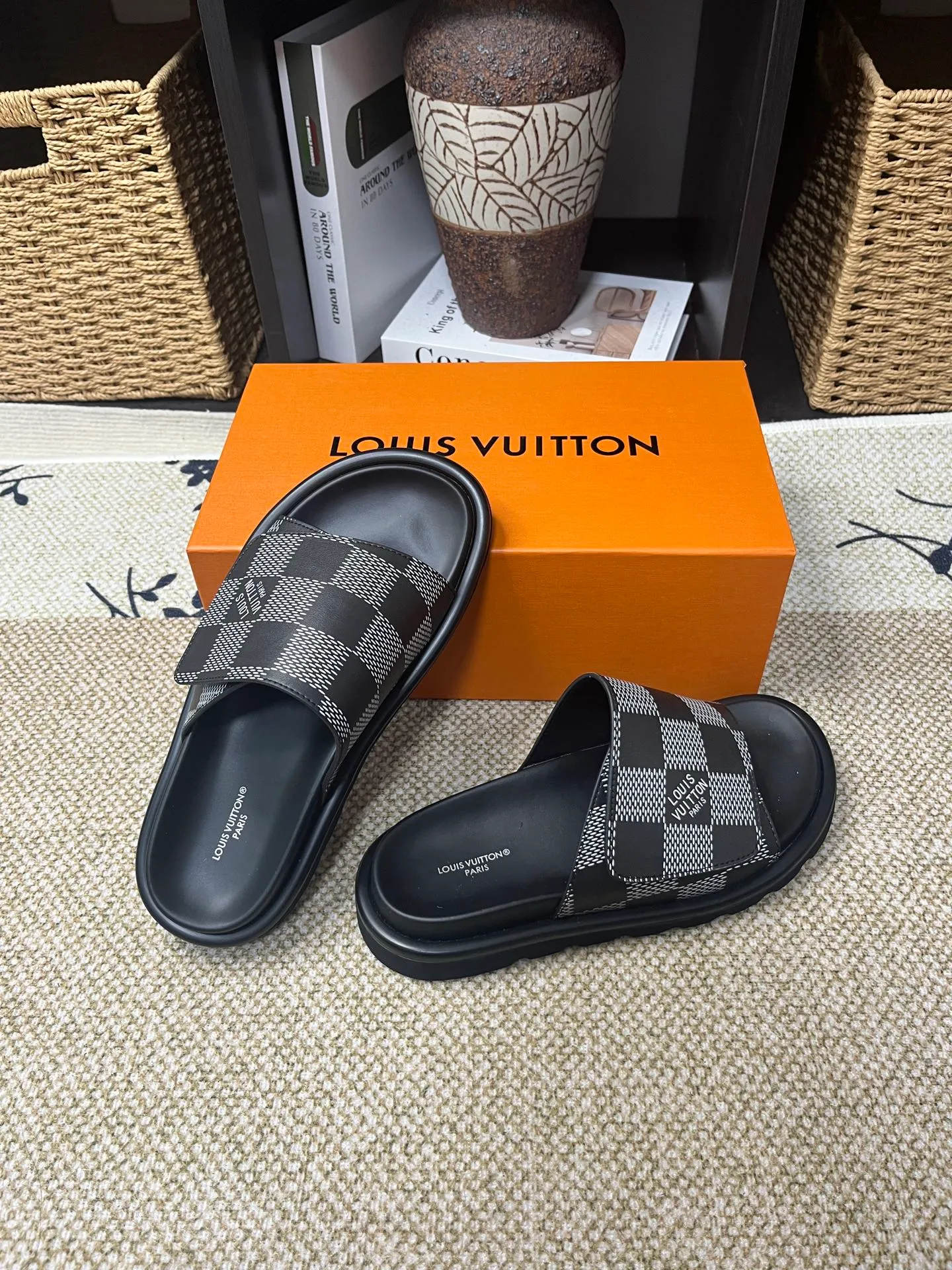 P340 [New Style] [LOUIS VUITTON] Louis Vuitton, LV printing, men's and women's slippers are now on the market, packed in drawer boxes with cloth bags and cards, the upper pattern looks very soft and waxy, and is a super versatile leg slimming tool. Fabric: imported denim/canvas/old fabric, LV hardware LOGO, official website pattern printing, comfortable to wear, feet: high-elastic PU water table. Sole: foam sole, heel height: about 5cm. Code number: 35-46, 35, 45, 46 are custom-made and non-returnable. Color: multiple colors and styles available.